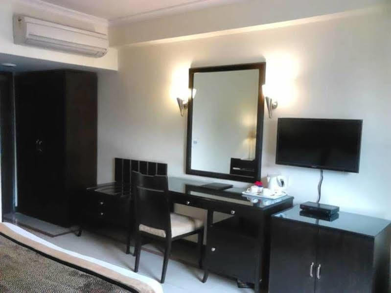 The Bmk Hotel Greater Kailash Дели Экстерьер фото