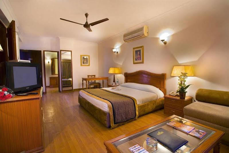The Bmk Hotel Greater Kailash Дели Экстерьер фото