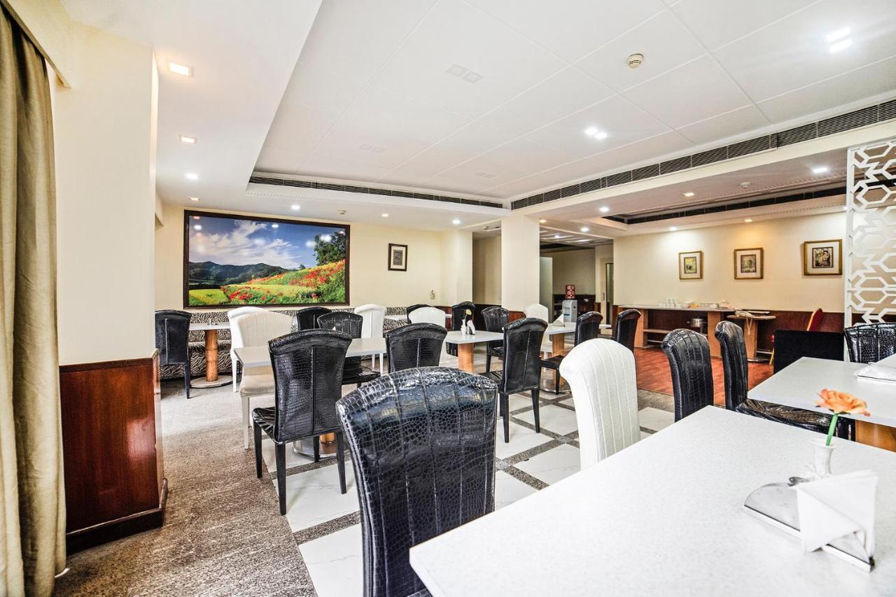 The Bmk Hotel Greater Kailash Дели Экстерьер фото